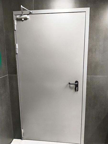 Дверь с доводчиком Дверь с доводчиком