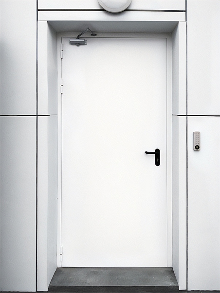 Дверь на входе в здание Дверь на входе в здание