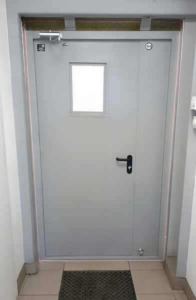 Дверь с огнестойким окном Дверь с огнестойким окном