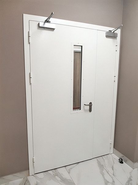 Белая дверь с узким окном Белая дверь с узким окном