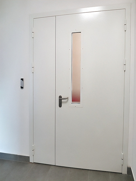 Дверь с узким остеклением Дверь с узким остеклением