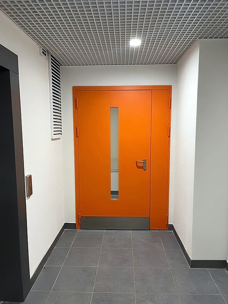 Оранжевая дверь с отбойником Оранжевая дверь с отбойником