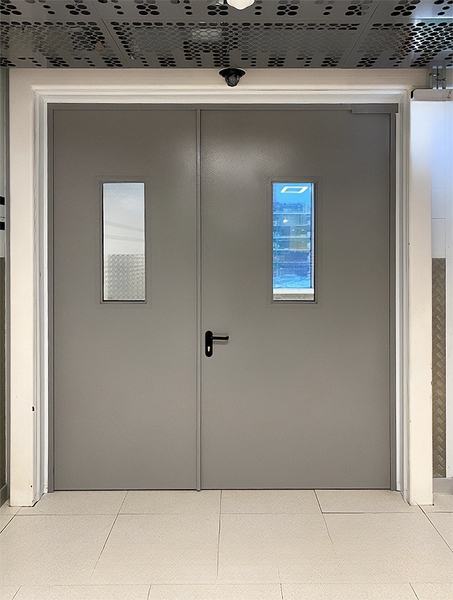 Дверь с двумя стеклами Дверь с двумя стеклами