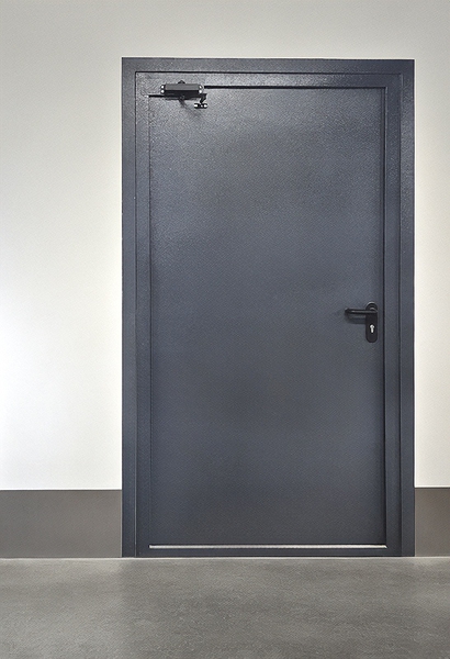 Серая дверь с доводчиком Серая дверь с доводчиком